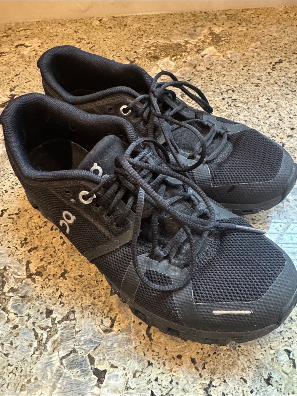 On Cloud Women's Black Athletic Shoes, Size 7.5.